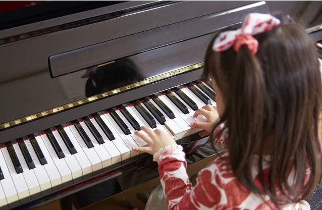 剛開始學鋼琴好難_學鋼琴最開始練什么_鋼琴幾歲開始學比較好